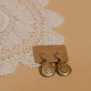 Vintage gold floral dangle earrings